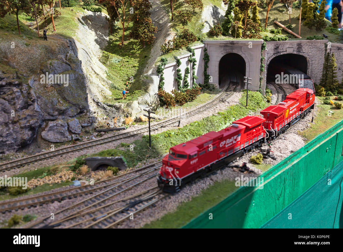 Elektrisches Modell Zug auf miniatur Bahn Tunnel durch die Berge gehen Stockfoto
