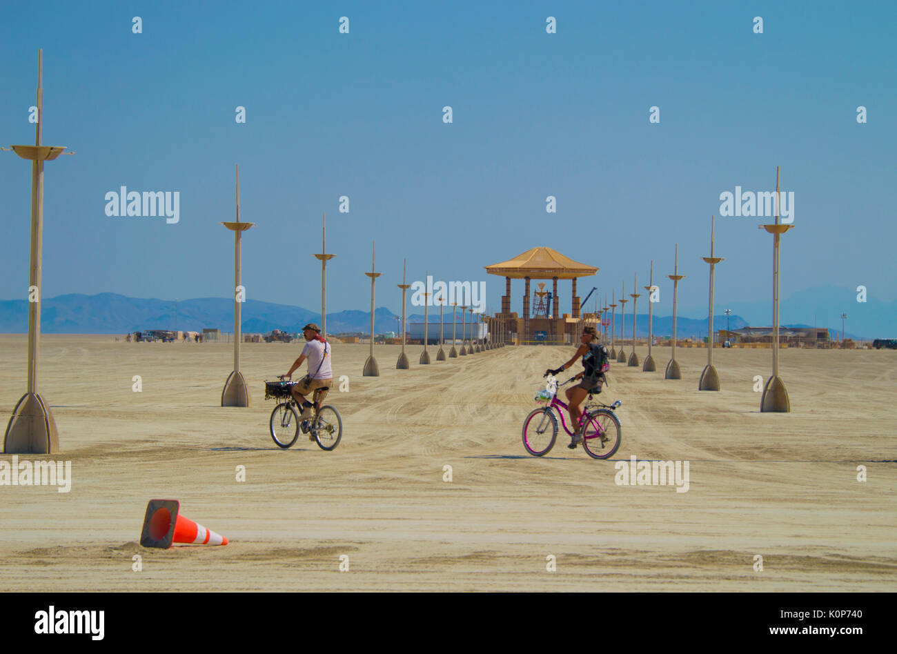 Freiwillige Fahrrad fahren als Ort der Arbeit für den Start der jährlichen Desert Festival Burning Man August 21, 2017 in Black Rock City, Nevada. Das jährliche Festival lockt 70.000 Teilnehmer in einer der entlegensten und unwirtlichen Wüsten in Amerika. Stockfoto