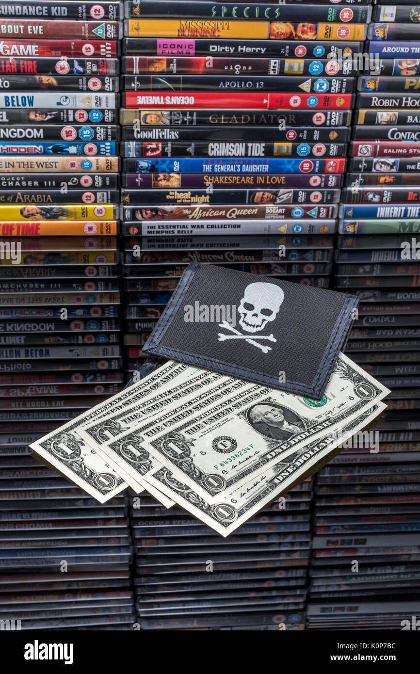 Gestapelte DVD-Filme & Schwarz pirate Portemonnaie mit uns einen Dollar Bills - für Urheberrecht & IP-Verletzung - US-chinesischen Handelsbeziehungen, US-China trade Krieg. Stockfoto