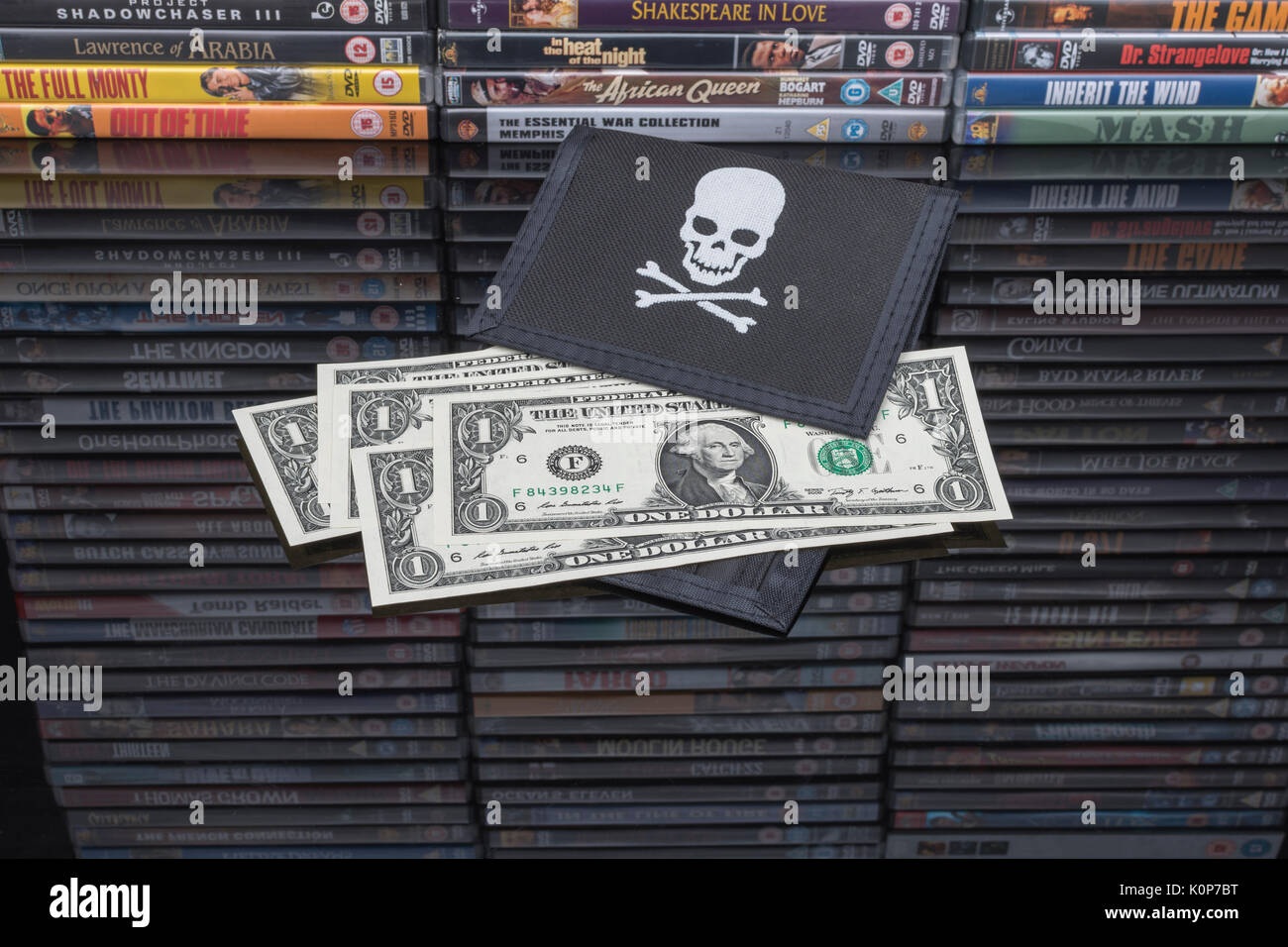 Gestapelte DVD-Filme & Schwarz pirate Portemonnaie mit uns einen Dollar Bills - für Urheberrecht & IP-Verletzung - US-chinesischen Handelsbeziehungen, US-China trade Krieg. Stockfoto