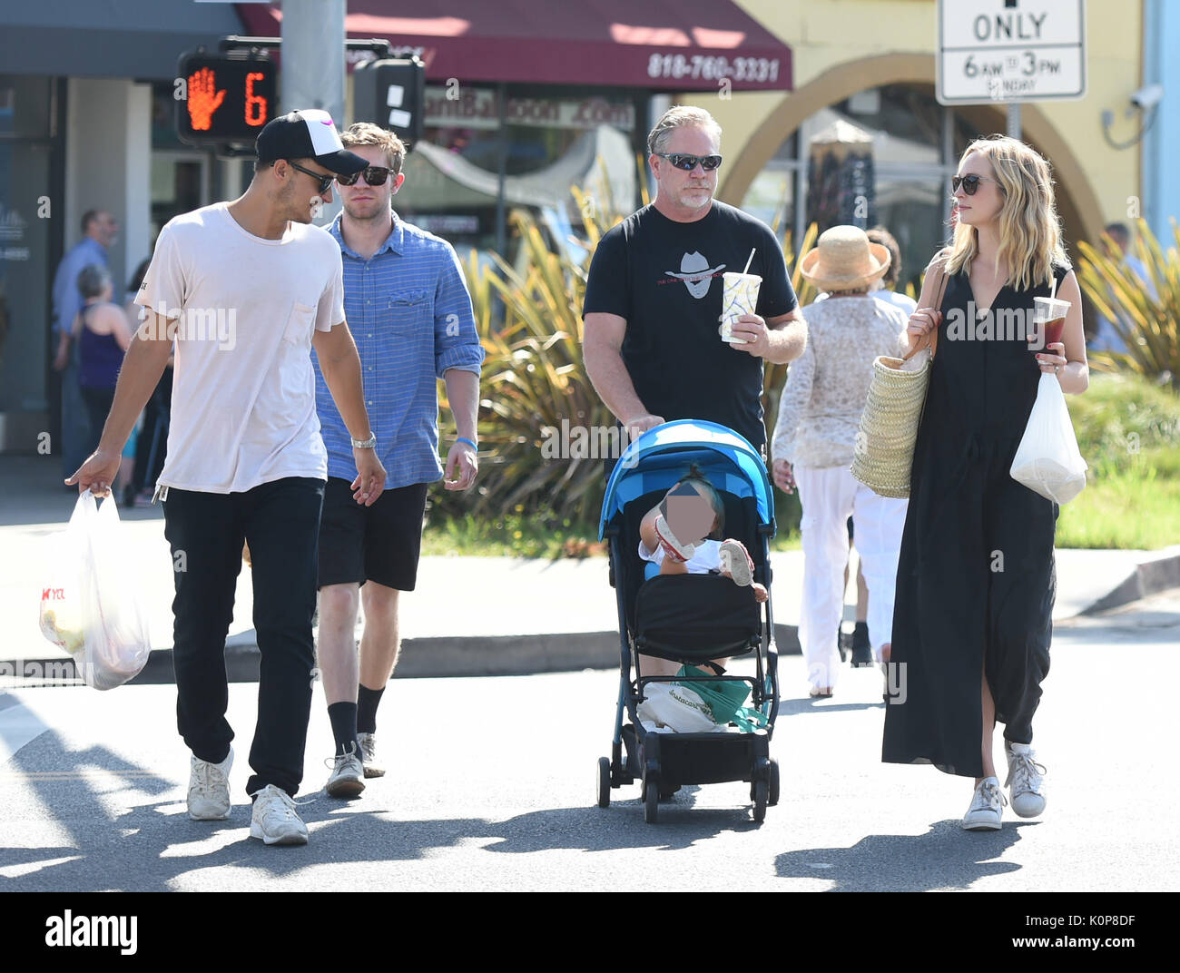 Candice Accola König geht an den Bauernmarkt mit ihrer Familie mit: Candice Accola König Wo: Los Angeles, California, United States Wann: 23 Aug 2017 Quelle: WENN.com Stockfoto