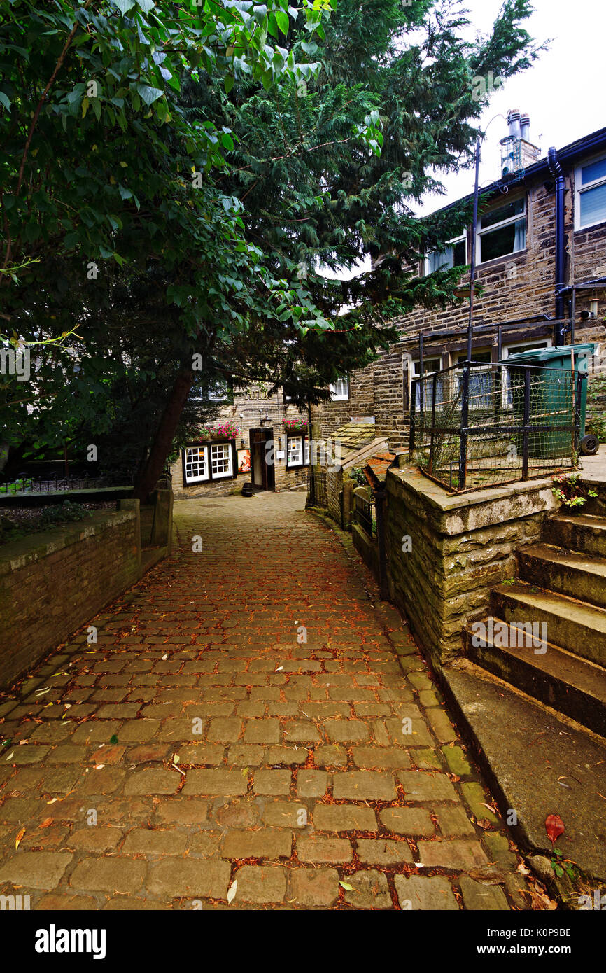 Gepflasterten Seitenstraße im historischen Dorf Haworth, West Yorkshire, England, UK. Stockfoto