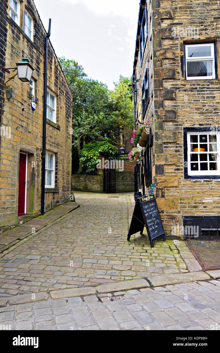 Gepflasterten Seitenstraße im historischen Dorf Haworth, West Yorkshire, England, UK. Stockfoto