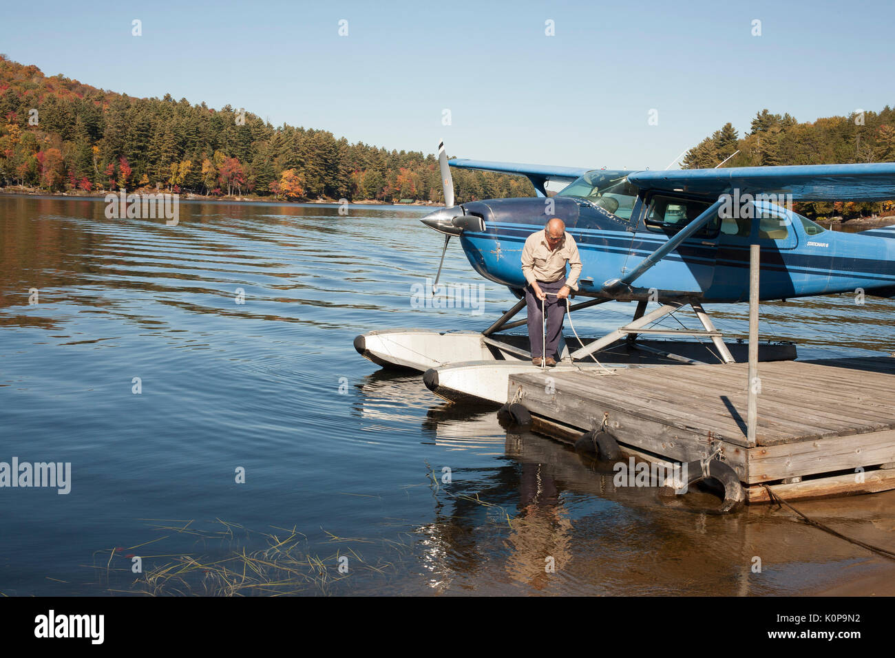 Das Float-Flugzeug ist auf einem New Yorker Long Lake im Upstate gelandet. Stockfoto