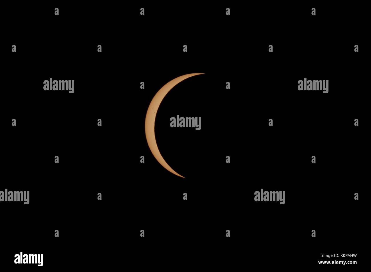 Nur ein Halbmond Sun bleibt in der ersten Phase als partielle Sonnenfinsternis die Gesamtheit phase Ansätze während der großen amerikanischen Eclipse am 21. August 2017. Stockfoto