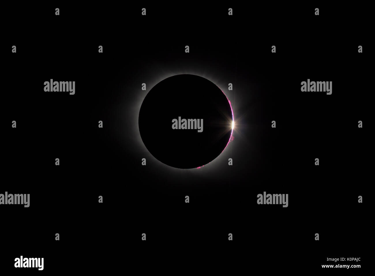 Corona der Sonne und der Diamantring-effekt sind am Ende der total eclipse Phase der großen amerikanischen Eclipse sichtbaren am 21. August 2017. Stockfoto