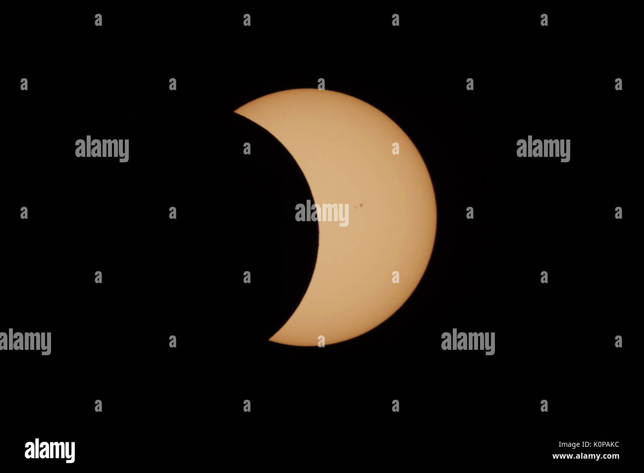 Der Mond geht die Sonne in der zweiten partiellen eclipse Phase der großen amerikanischen Eclipse am 21. August 2017 zu übergeben. Stockfoto