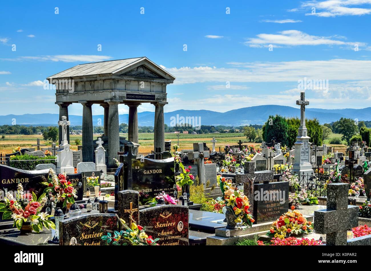 WILAMOWICE, Polen - 5. AUGUST 2017: ein Friedhof mit einem alten Grabstein in Wilamowice, Polen. Stockfoto