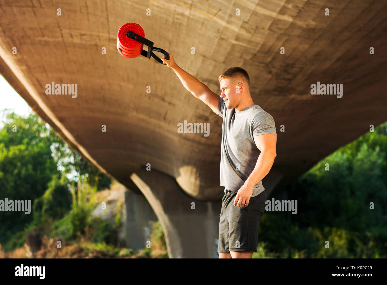 Menschen, die unter der Brücke im Freien Stockfoto