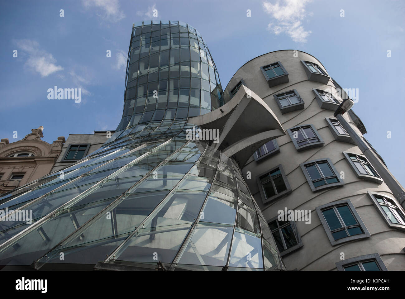 Frank Gehrys Tanzendes Haus oder Fred und Ginger Gebäude, Rašínovo nábřeží, Praha, Tschechische Republik Stockfoto