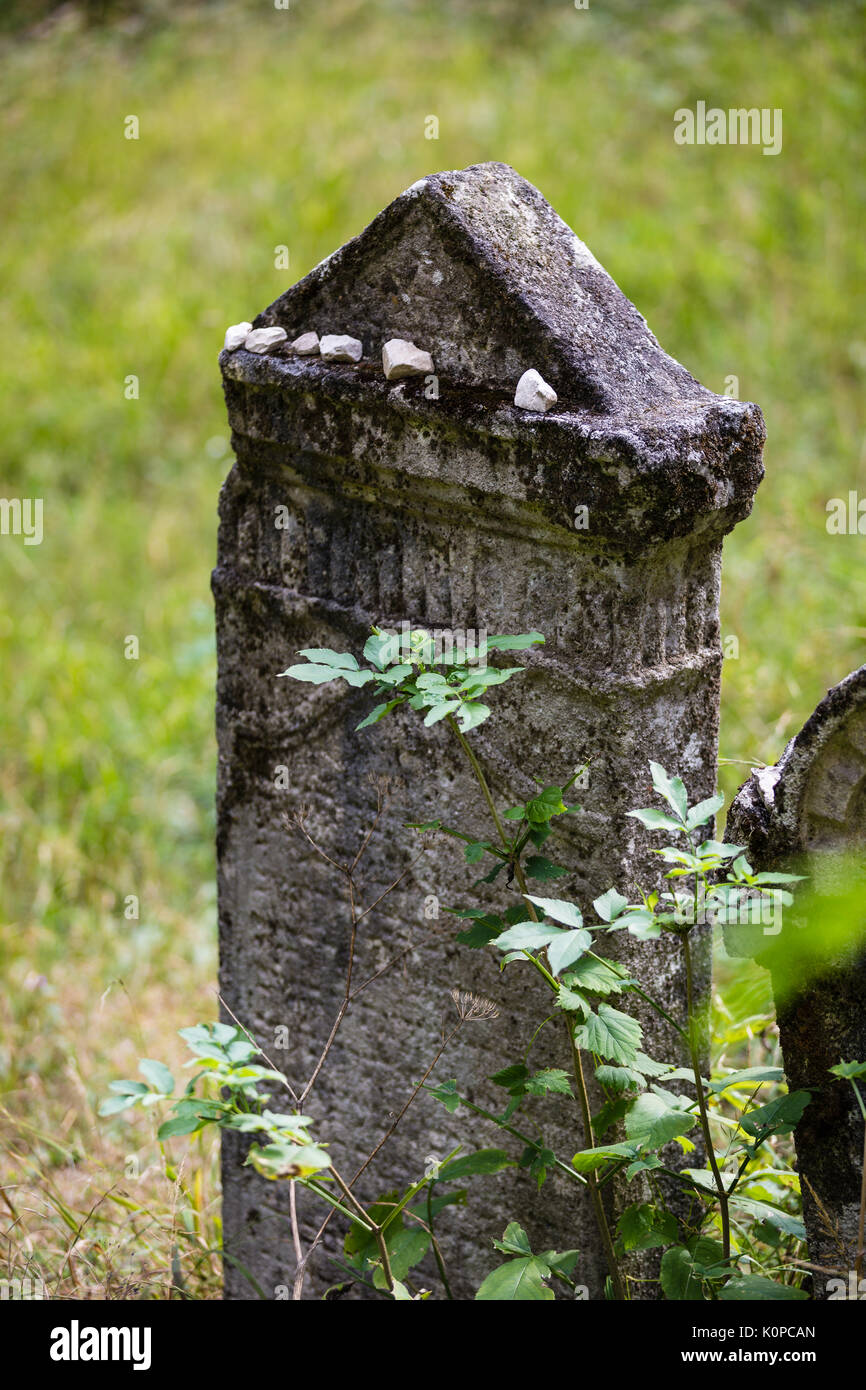 Der alte jüdische Friedhof oberhalb des Dorfes Dobra Voda, Slowakei aufgegeben. Stockfoto