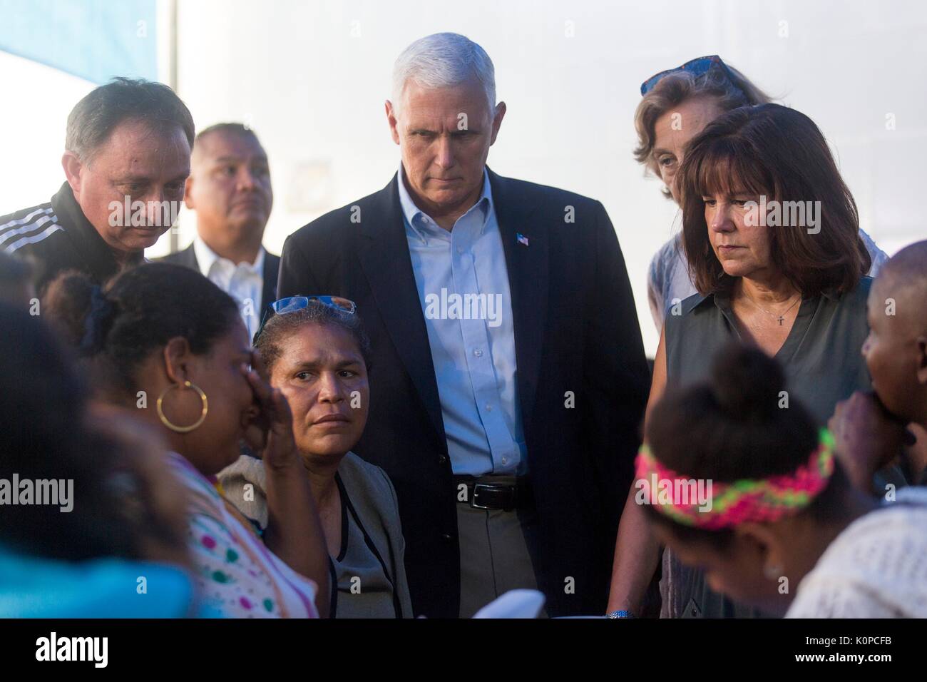 U.S. Vice President Mike Pence und Frau Karen Pence besuchen venezolanischen Familien, das Chaos in ihrem Land an einer Kirche am 14. August, in Cartagena, Kolumbien 2017 geflohen sind. Pence ist auf eine einwöchige Reise durch Lateinamerika. Stockfoto