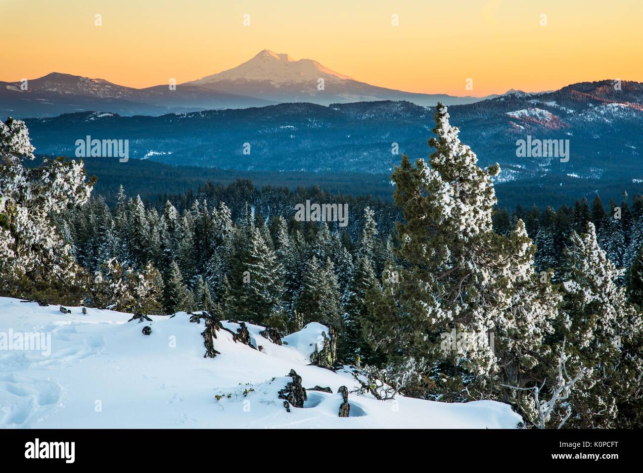 Sonnenuntergang über der verschneiten Cascade Mountains entlang des Pacific Crest National Scenic Trail an der Kaskade Siskiyou National Monument in der Nähe von Ashland, Oregon. Stockfoto