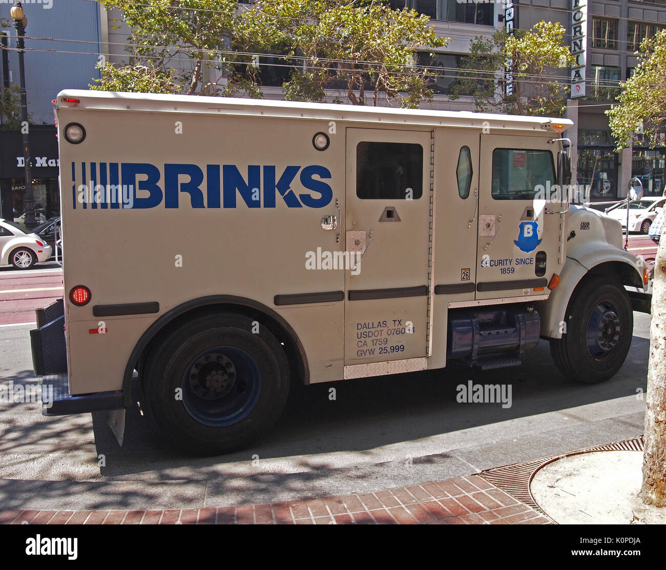 Brinks gepanzerten Fahrzeug auf der Market Street in San Francisco geparkt, CA Stockfoto