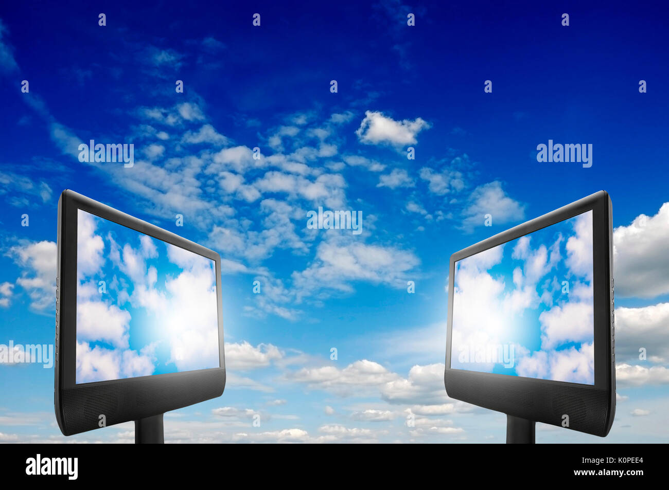 Zwei Monitore mit Wolken auf dem Bildschirm, Cloud Computing Konzept Stockfoto