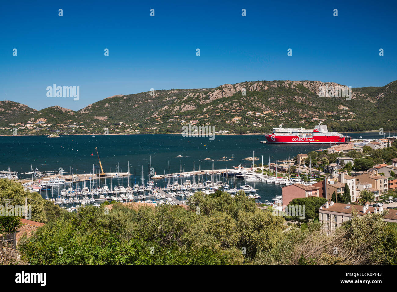 Fähre am Hafen und Jachthafen in der Bucht von Porto-Vecchio, Golfe de Porto-Vecchio, Corse-du-Sud, Korsika, Frankreich Stockfoto