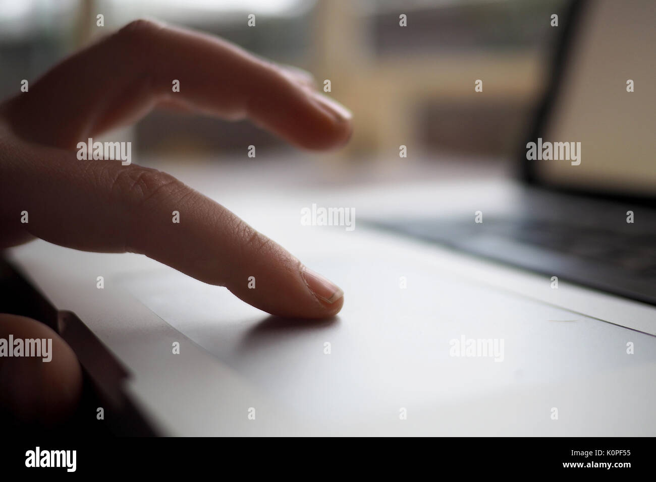 Child's Finger auf einen Computer Track Pad Stockfoto