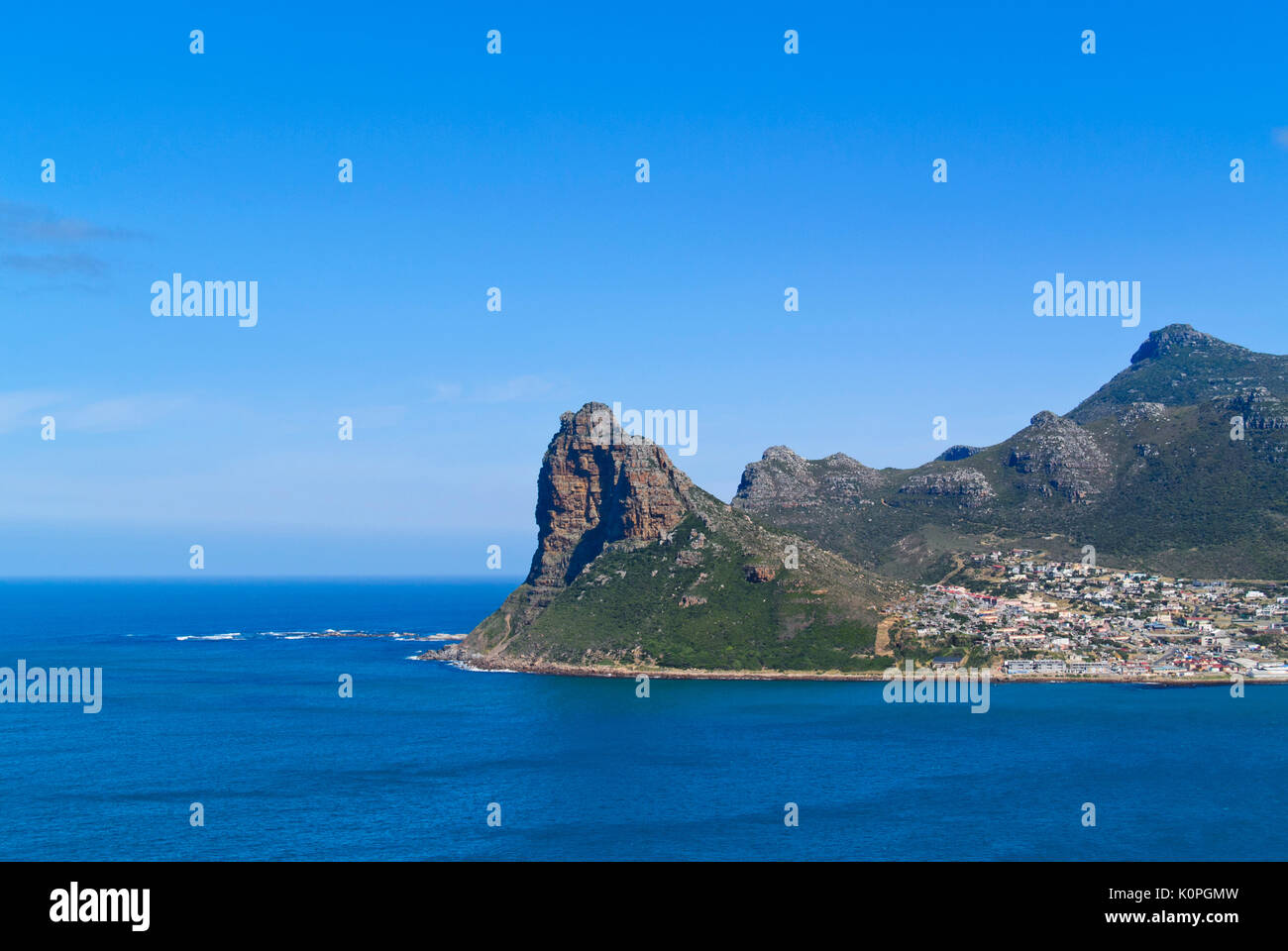 Malerischer Blick auf Sentinel Peak über Hout Bay, die HANGBERG SIEDLUNG UND LANDSCHAFT, KAPSTADT, SÜDAFRIKA Stockfoto