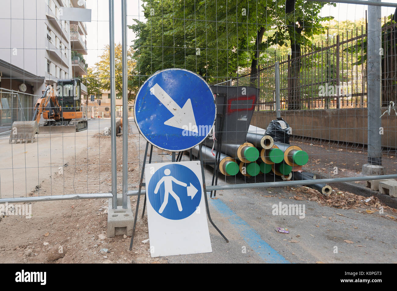 Straßenarbeiten in der Stadt. Installation von Rohren aus Stahl mit Wärmedämmung. Dampf. Fußgänger Pfeil. Stockfoto Straßenarbeiten in der Stadt. Installation von Rohren aus Stahl mit Wärmedämmung. Dampf. Fußgänger Pfeil. Stockfoto
