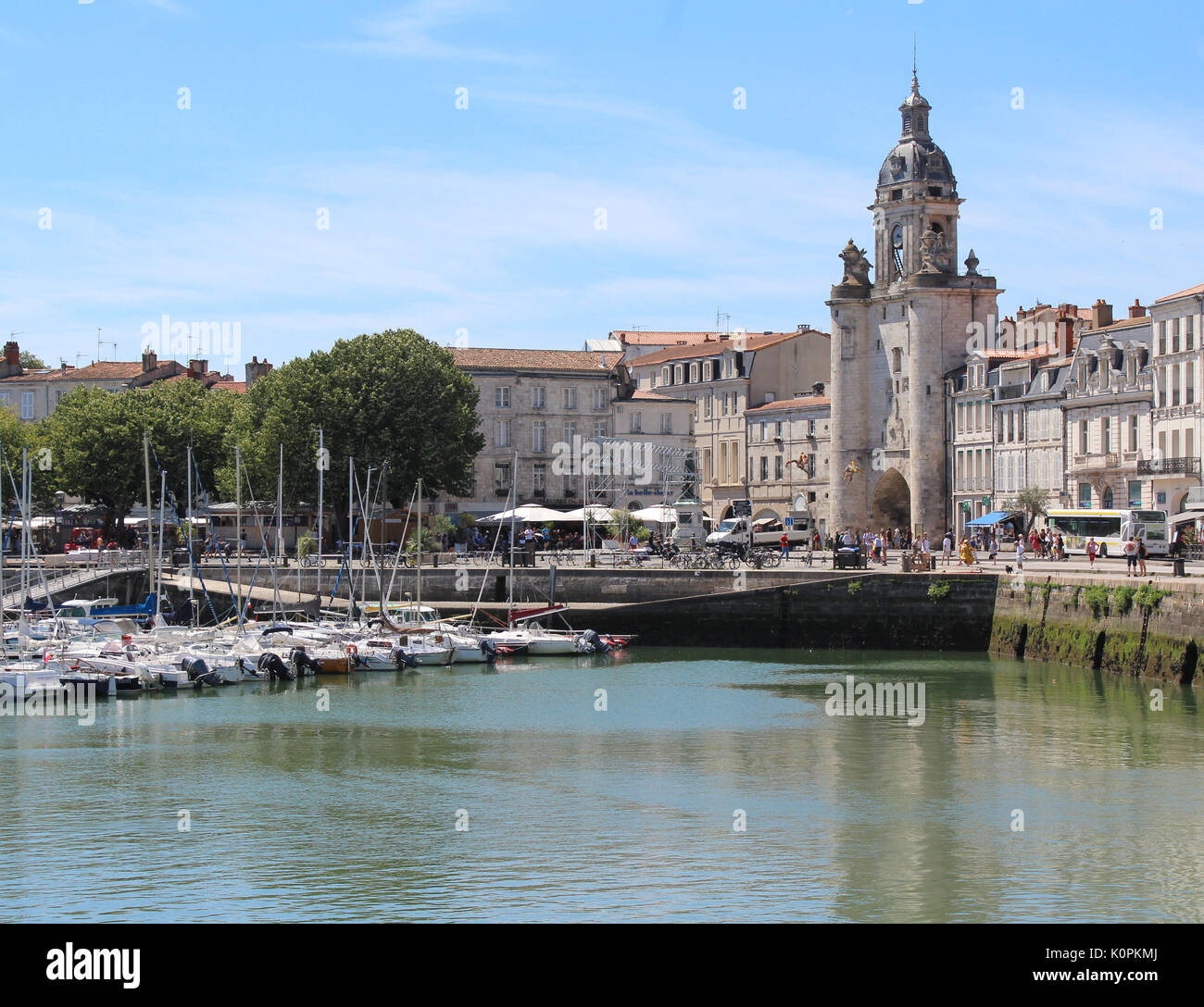 LA ROCHELLE, Frankreich, 17. JULI 2017: Blick auf den Alten Hafen und das Gateway der Großen Uhr in La Rochelle. Ein historisch reiche citiy auf der atlantischen Küste Stockfoto