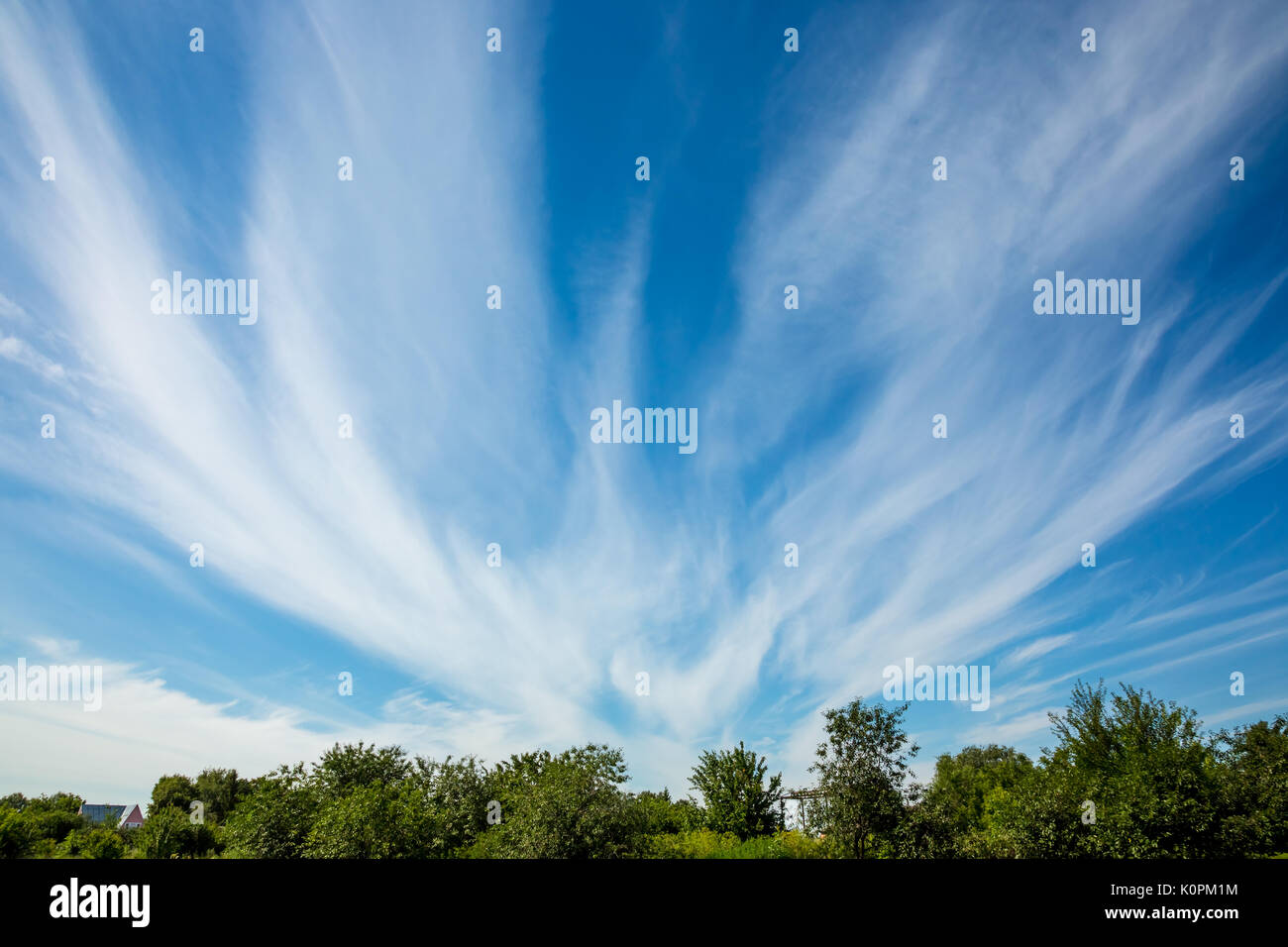 Flauschigen weißen Wolken im blauen Himmel Stockfoto