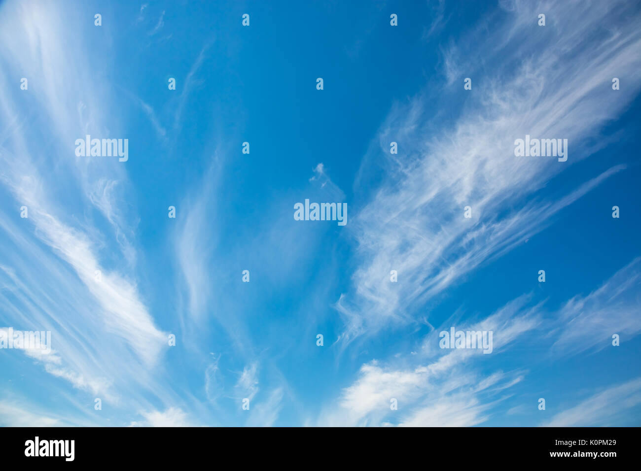 Flauschigen weißen Wolken im blauen Himmel Stockfoto