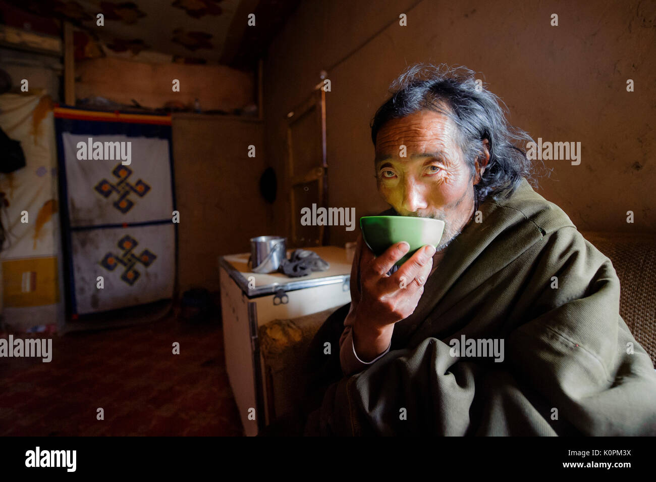 Tibetischen Menschen Tasse Tee am Tag der Kälte, tibetischen Hochebene, Kham und Stockfoto