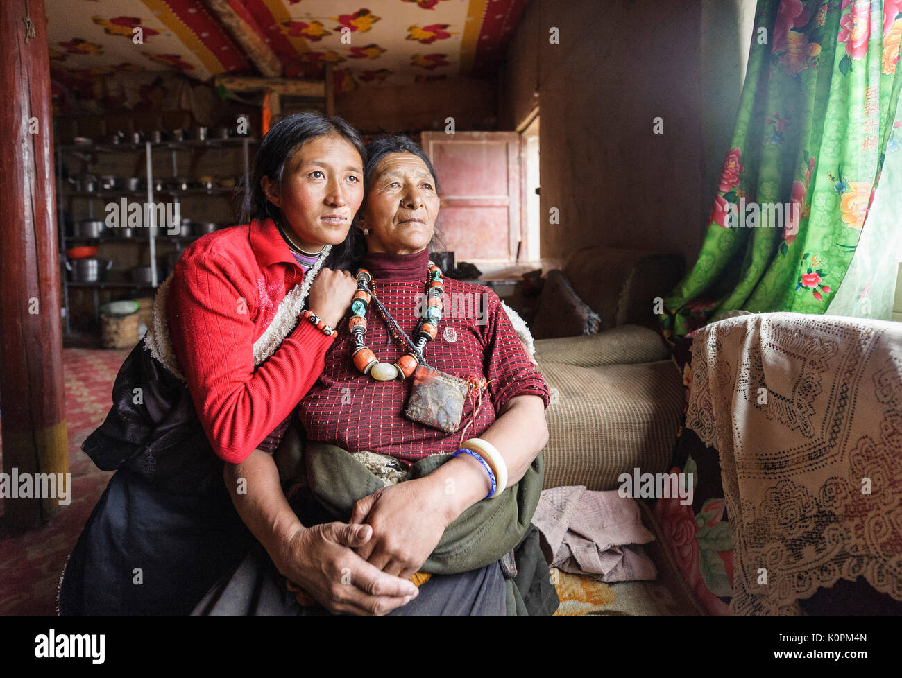 Eine tibetische Mutter und Tochter in ihrem traditionellen home das Tragen der traditionellen Zubehör für Ihren Stamm, tibetischen Plateau Stockfoto