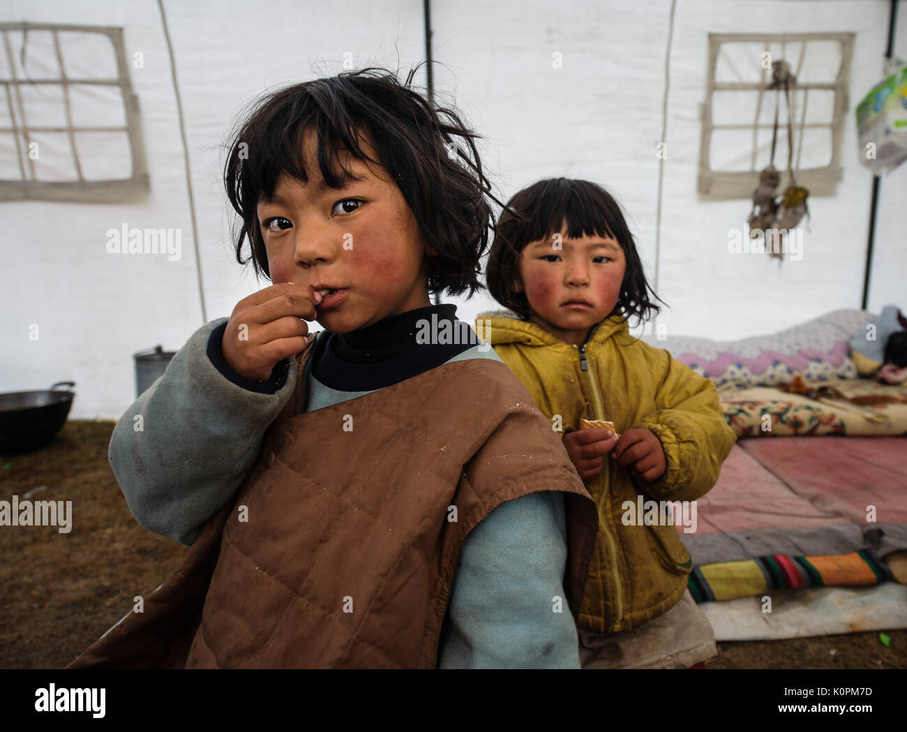 Nomaden Kinder in ihrem Zelt, tibetischen Plateau Stockfoto