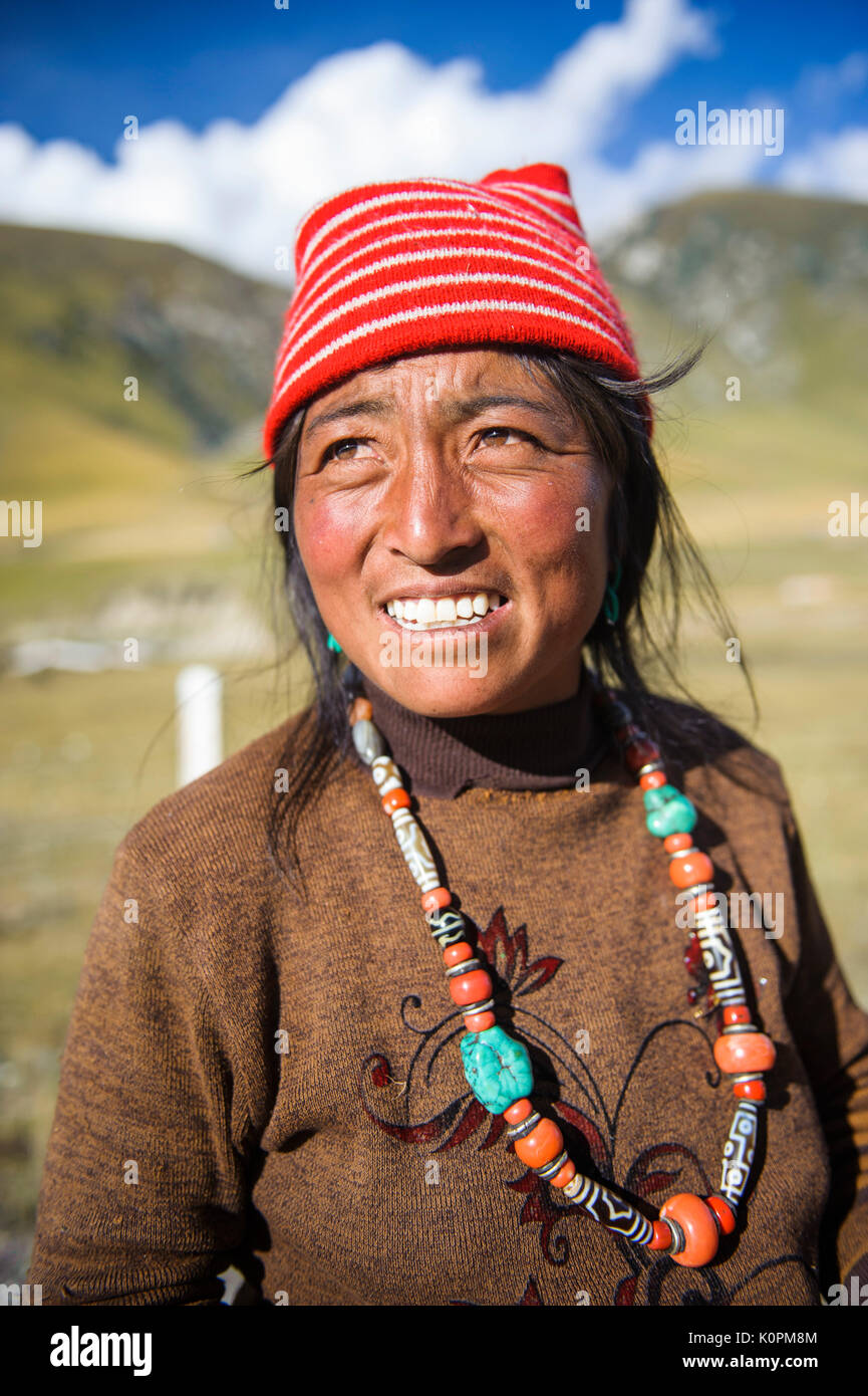 Ein traditioneller tibetischer Nomade Frau an die Weideplätze der tibetischen Hochebene Stockfoto