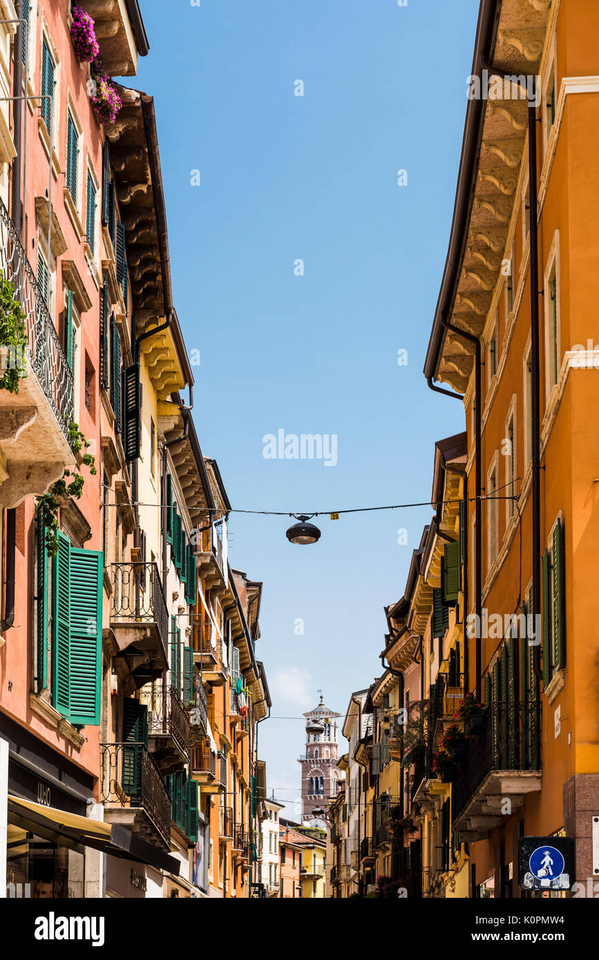 Ein Blick auf Torre Dei Lamberti in Verona, Italien von den Straßen der Stadt Stockfoto