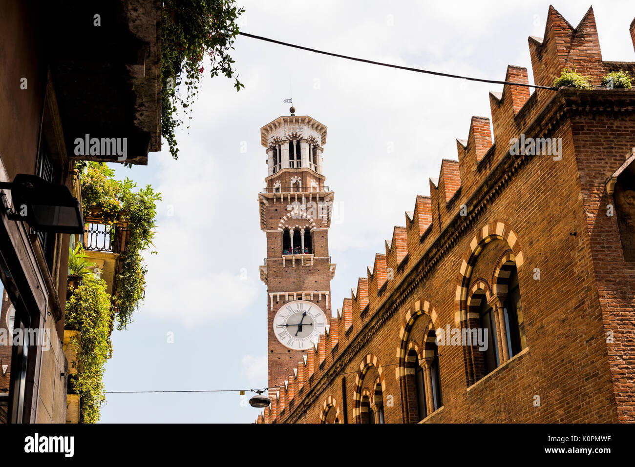 Ein Blick auf Torre Dei Lamberti in Verona, Italien von den Straßen der Stadt Stockfoto
