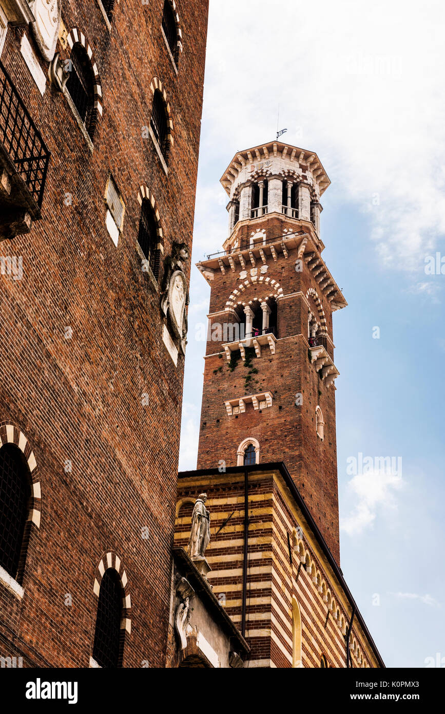 Ein Blick auf Torre Dei Lamberti in Verona, Italien von den Straßen der Stadt Stockfoto
