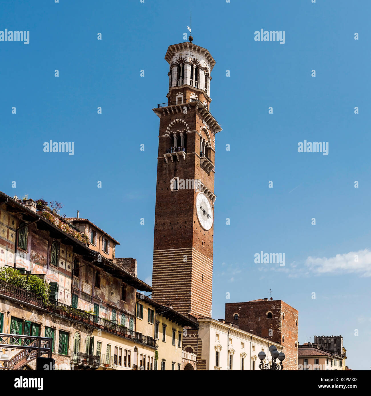 Ein Blick auf Torre Dei Lamberti in Verona, Italien von den Straßen der Stadt Stockfoto