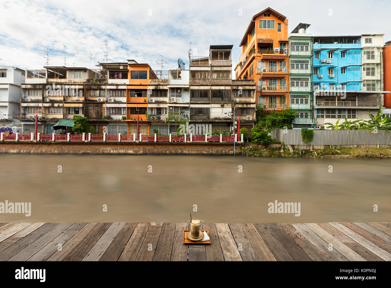 Schmale Reihenhäuser mit Blick auf den Kanal Wasserstraße in Bangkok, Thailand. Stockfoto
