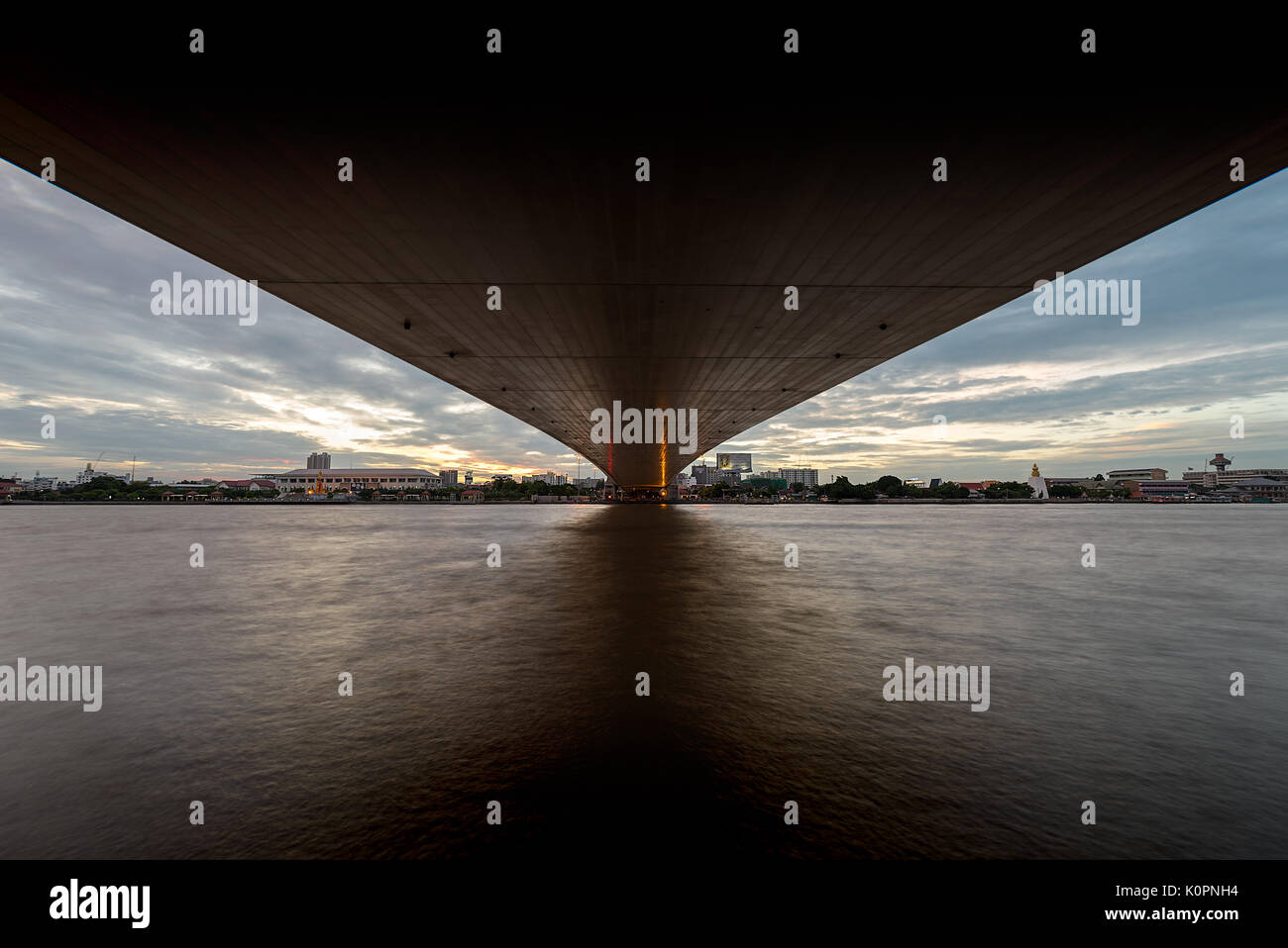 Die Unterseite der Rama-VIII-Brücke über den Fluss Choa Phraya, Bangkok, Thailand. Stockfoto