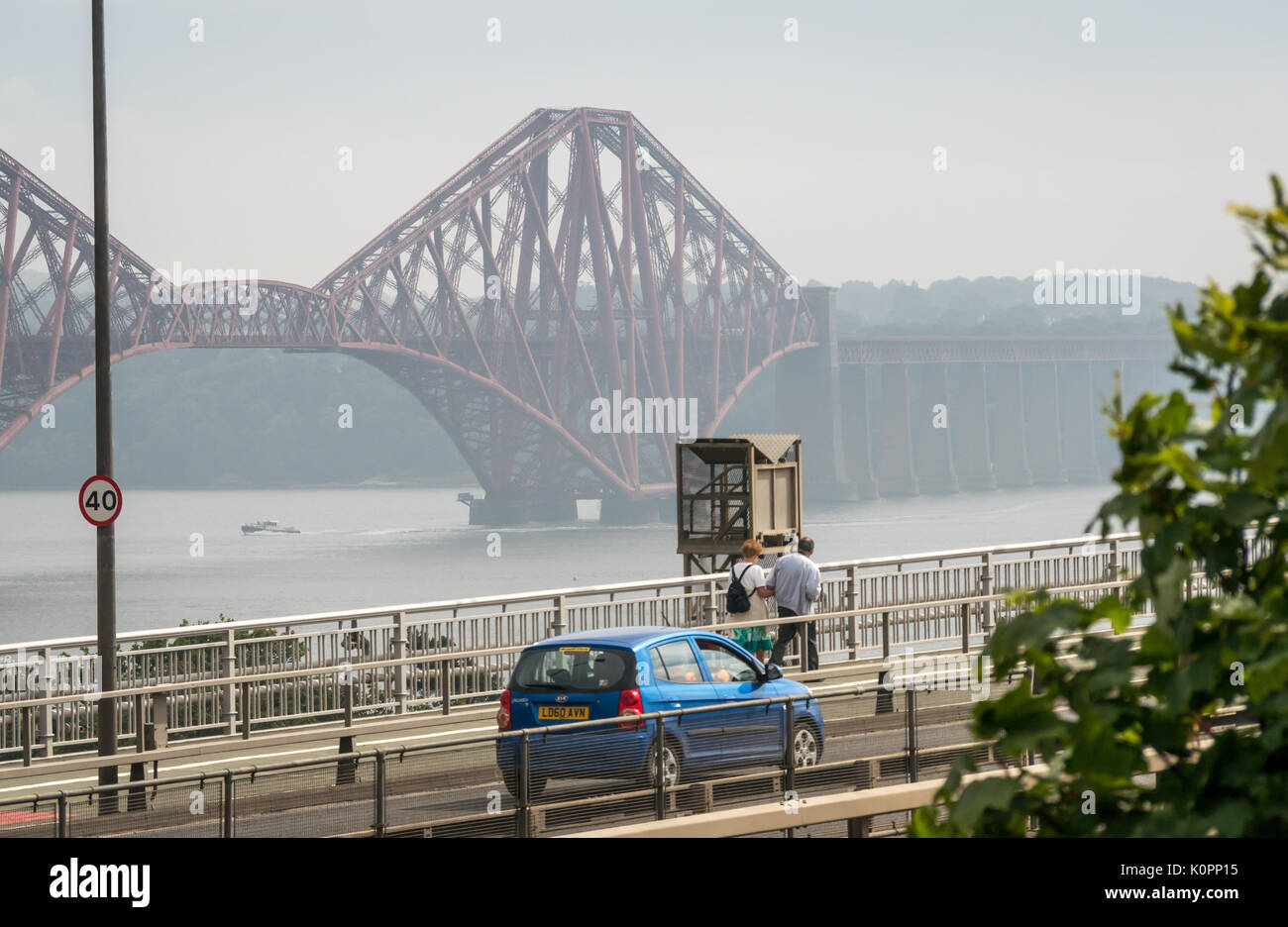 Autos fahren auf Forth Road Bridge und Paar auf der Brücke, vor der Abzweigung zu neuen Queensferry überqueren, Eröffnung am 30. August 2017, Schottland Stockfoto