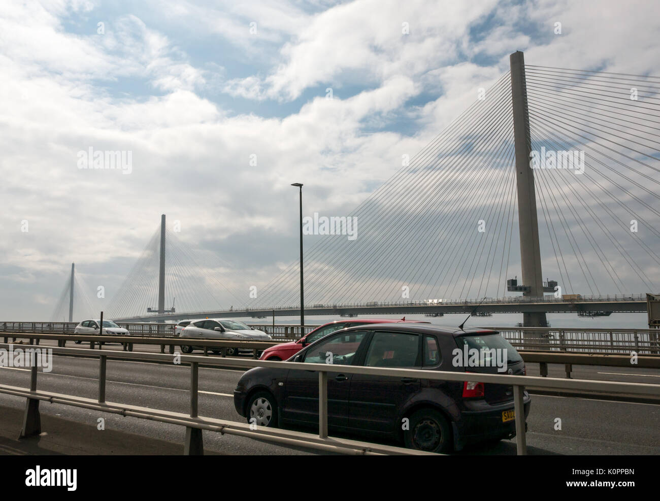 Autos fahren auf Forth Road Bridge ein paar Tage vor der Umleitung auf neue Queensferry überqueren, Eröffnung am 30. August 2017, Erhabene, Schottland, Großbritannien Stockfoto