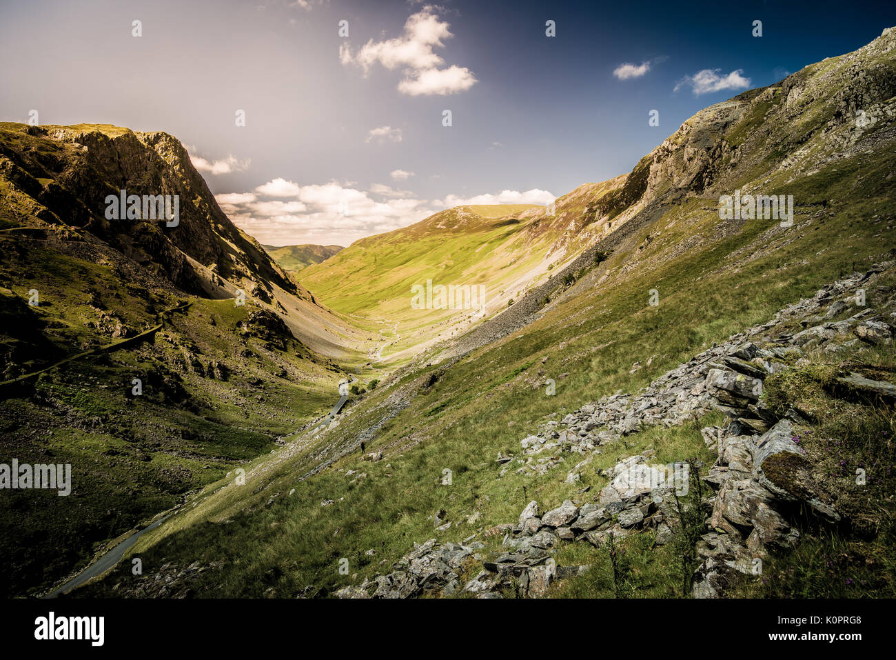 12:00 Uhr Sonne auf honister Pass in der Lake District National Park, ein Weltkulturerbe in Cumbria Stockfoto