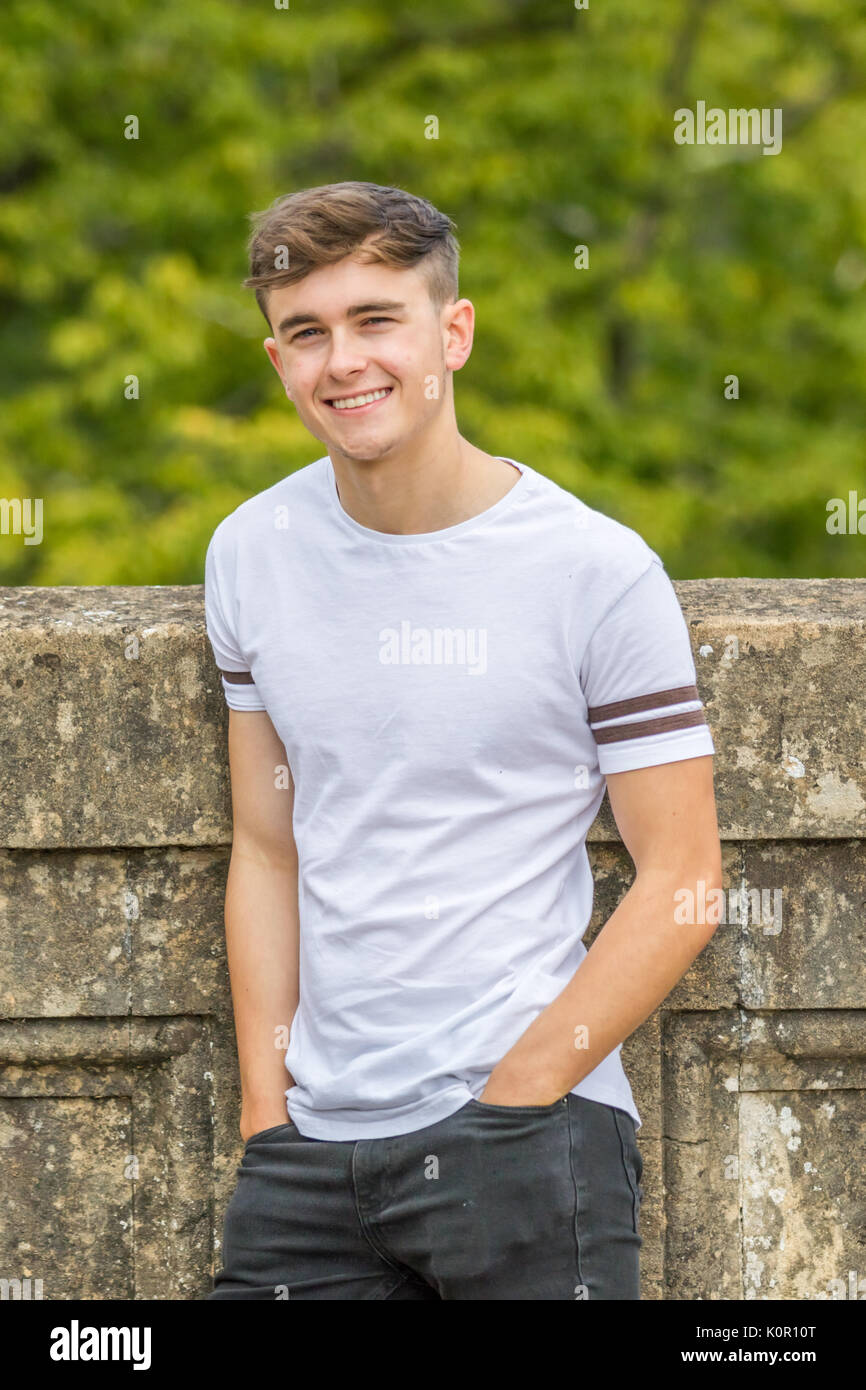 Teenager in einem Park, an einem warmen Sommertag Stockfoto