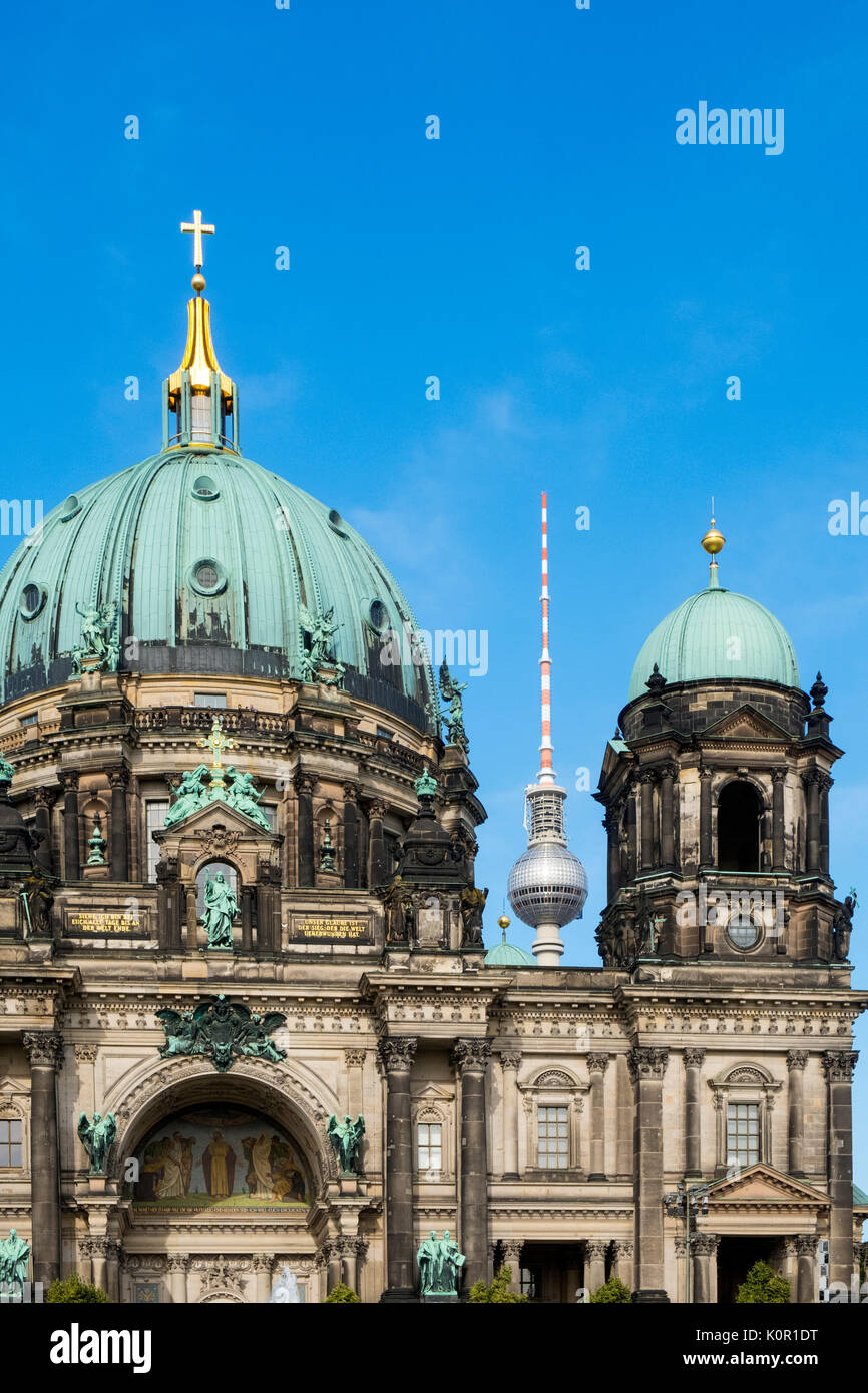 Blick auf den Berliner Dom und den Fernsehturm am Alexanderplatz in Berlin, Deutschland Stockfoto