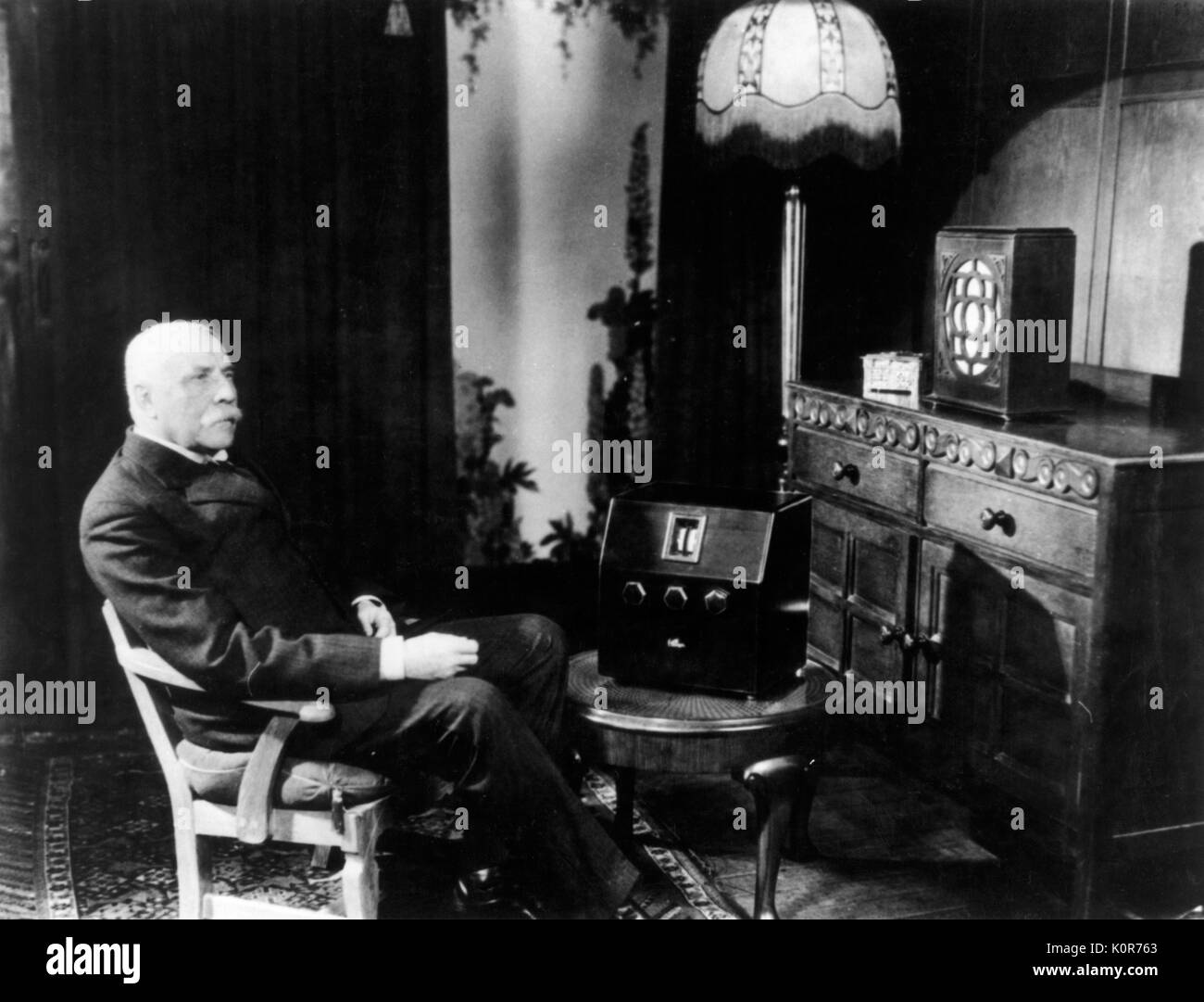 Edward Elgar 1930 Hören auf seine Musik gespielt wird über einen Lautsprecher (bei Marconi Studio). Englische Komponist vom 2. Juni 1857-23 Februar 1934. Stockfoto
