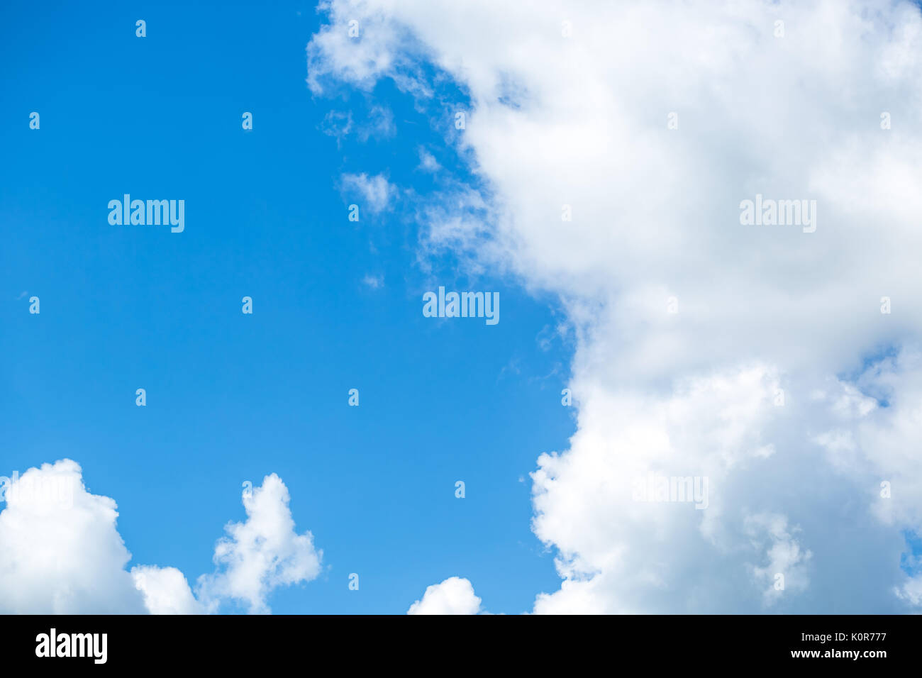 Flauschigen weißen Wolken im blauen Himmel Stockfoto