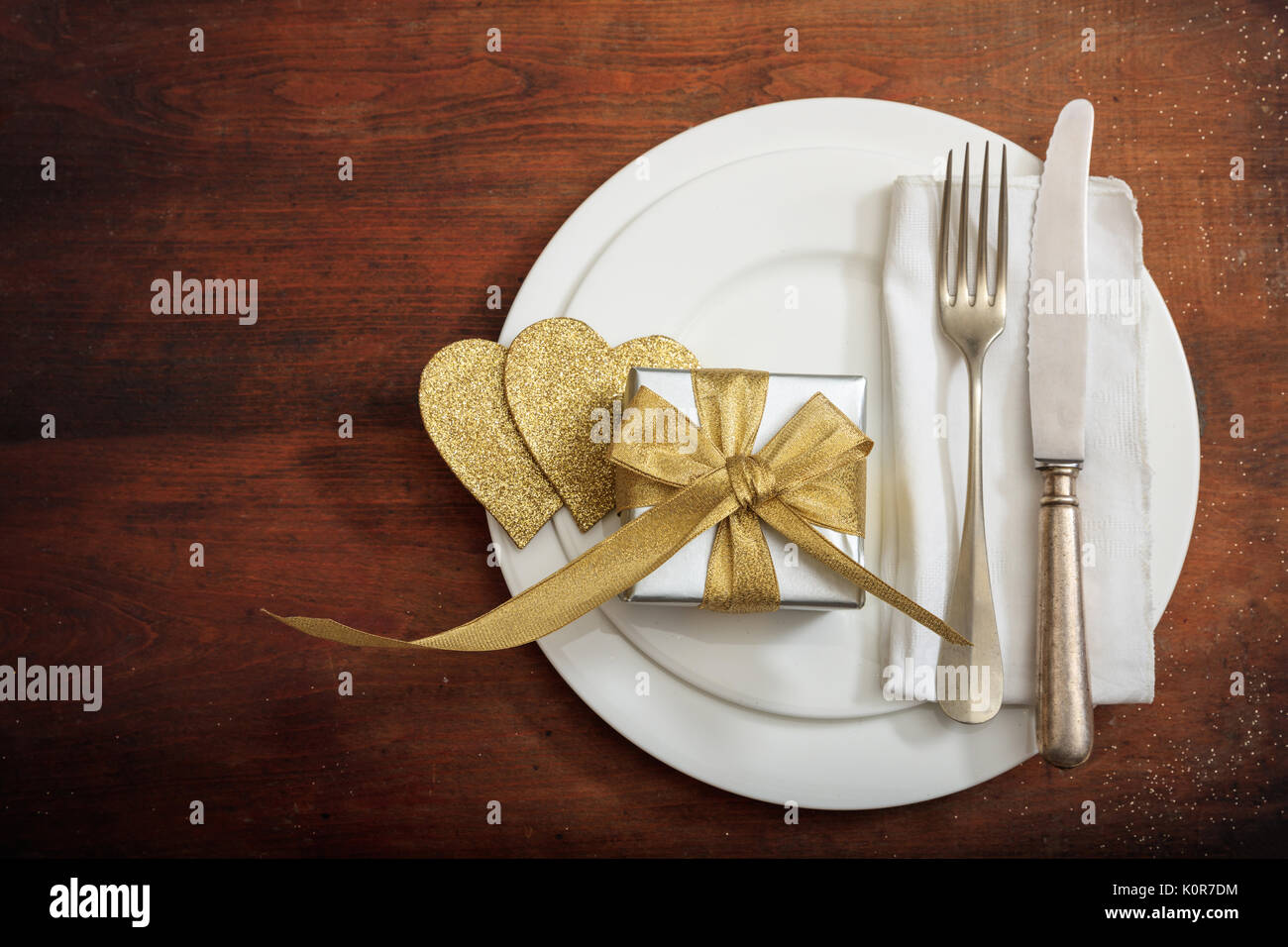 Valentinstag romantisch gedeckten Tisch auf hölzernen Hintergrund Stockfoto