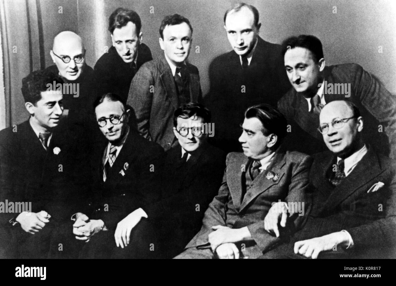Dmitri Schostakowitsch mit anderen russischen Komponisten in Moskau, 1946. Sitzung (v.l.n.r.): A.I. Chatschaturjan, Uzeir Gadzhibekov, D.D. Schostakowitsch, R. M. Gliere, S.S. Prokofjew. Russischen Komponisten, 25. September 1906 - 9. August 1975. Schostakowitsch Stockfoto