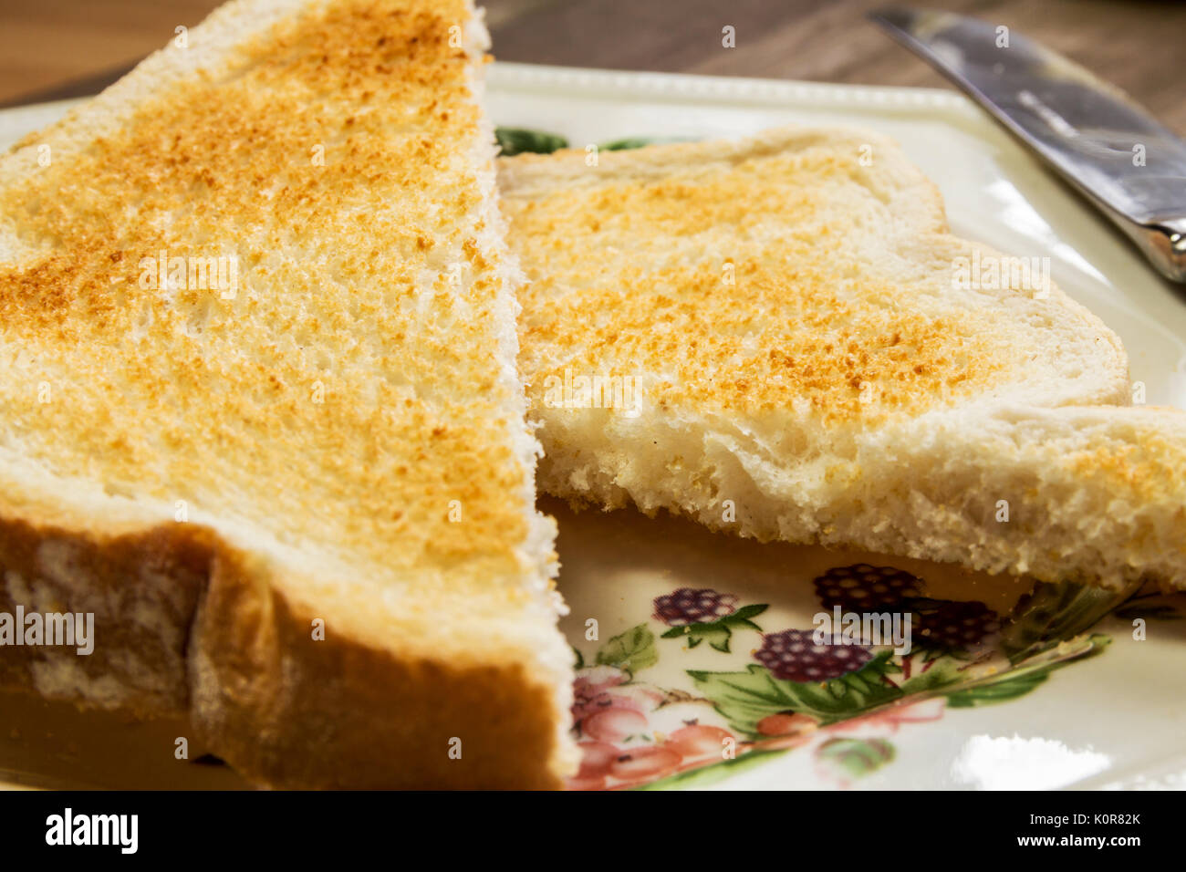 Frisch Toast auf einem Teller warten auf Zustimmen gemacht, mit einem Messer in die Seite Stockfoto