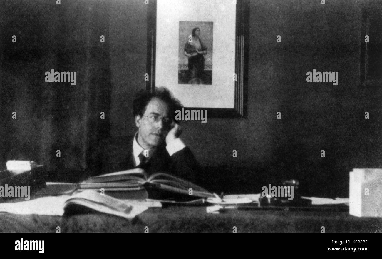 Gustav Mahler an seinem Schreibtisch in der Wiener Oper. Österreichische Komponist: 7. Juli 1860 bis 18. Mai 1911. Stockfoto