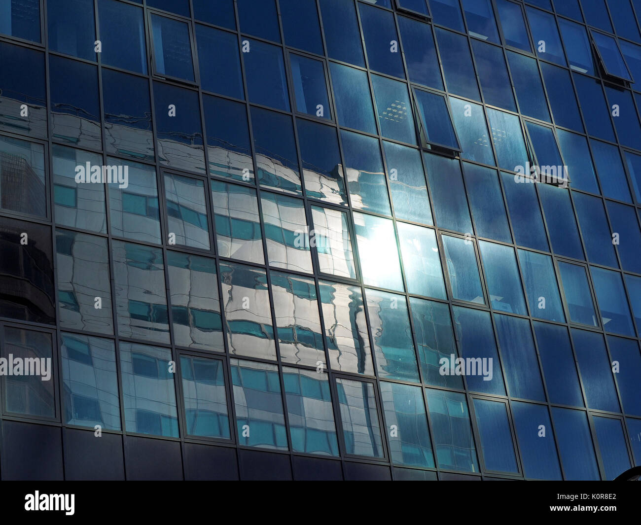 Reflexionen der Sonne auf blau getönten Scheiben aus glasierten mehrstöckigen Bürogebäude in Sheffield, South Yorkshire, England, Großbritannien Stockfoto