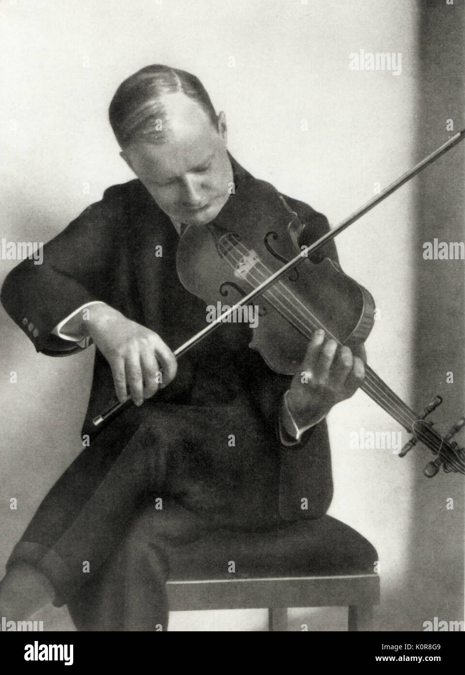 Paul Hindemith - spielend seine Violine C. 1932. Deutsche Komponist und Violinist (16. November 1895 bis 28. Dezember 1963) Stockfoto