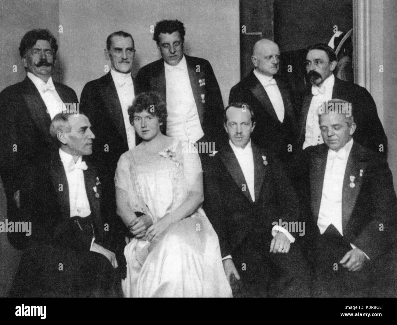 Jean Sibelius - finnische Komponist an einem Musik Festival der Nordischen Länder in Kopenhagen, 1919. L bis r: J Halvorsen, R Kajanus, G Hoeberg, Sibelius&F Schnedler-Petersen. Sitz: W Stenhammar, K Melartin, Branzell, E&C Nielsen. JS: 8. Dezember 1865 - 20. September 1957. Stockfoto